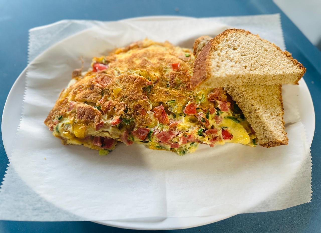 Omelette con jamón, queso y vegetales