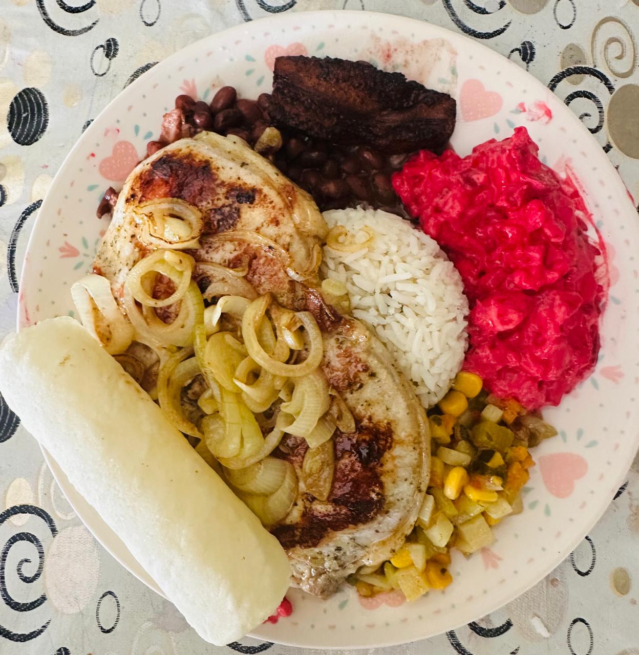 Plato de casado con carne en salsa