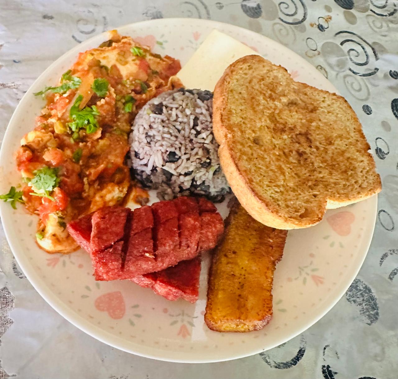 Plato de Gallo Pinto completo
